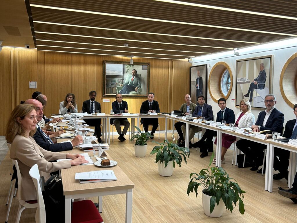 TECNIBERIA asistió a la presentación del programa PORT–EOLMAR 3 Foto mesa