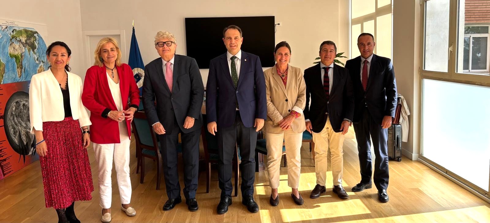 Inicio - English 3 Foto reunion rector UPM web