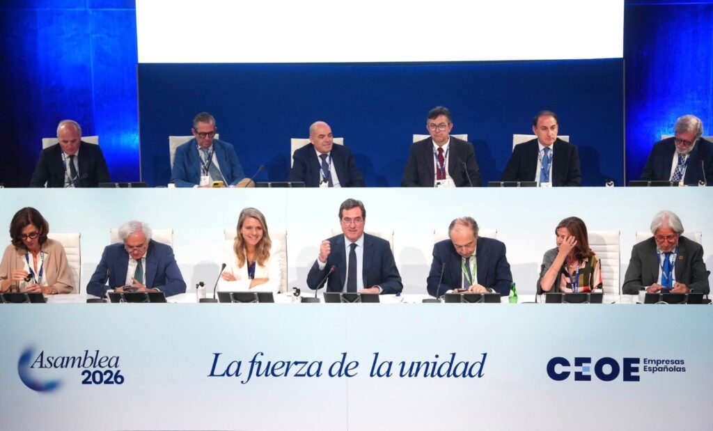 La presidenta de Tecniberia asiste a la Asamblea General de CEOE 1 Mesa asamblea