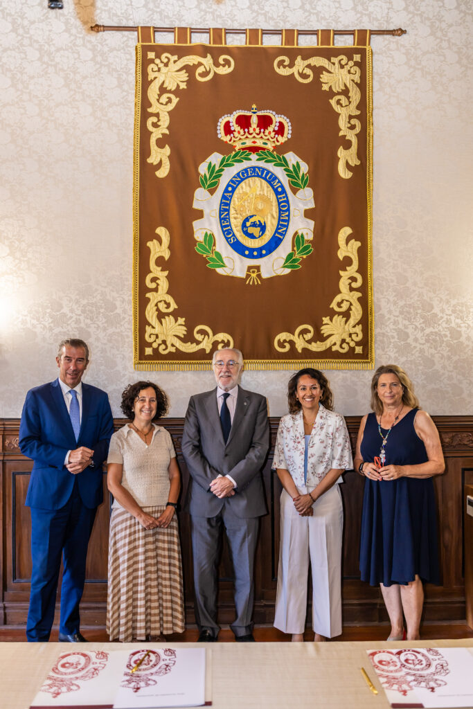 Tecniberia y la Real Academia de Ingeniería renuevan su acuerdo para fomentar las vocaciones STEM entre las estudiantes y dar mayor visibilidad a la mujer en la ingeniería 3 Academia Firma foto familia