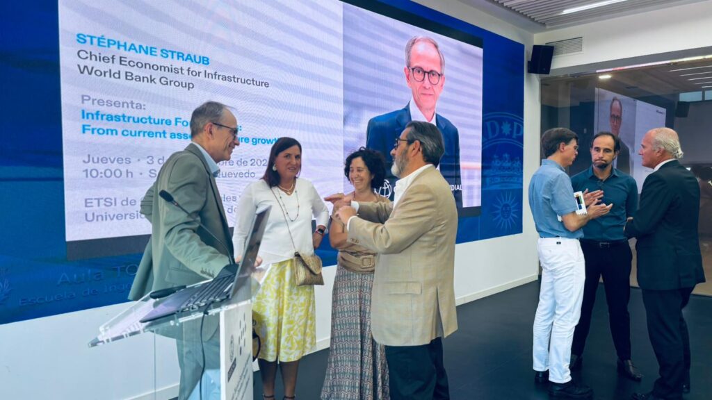 La presidenta de Tecniberia asiste a la presentación del Banco Mundial sobre el futuro de las infraestructuras 1 banco mundial y asistentes
